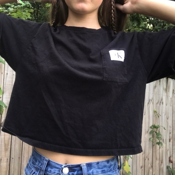 EUC Women’s Size Medium Calvin Klein Jeans Cropped Tee With Logo Patch Pocket - Picture 4 of 8